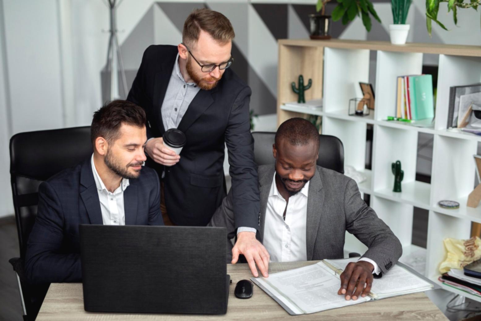 Geschäftsdokumente und Finanzberichte für Investitionsentscheidungen