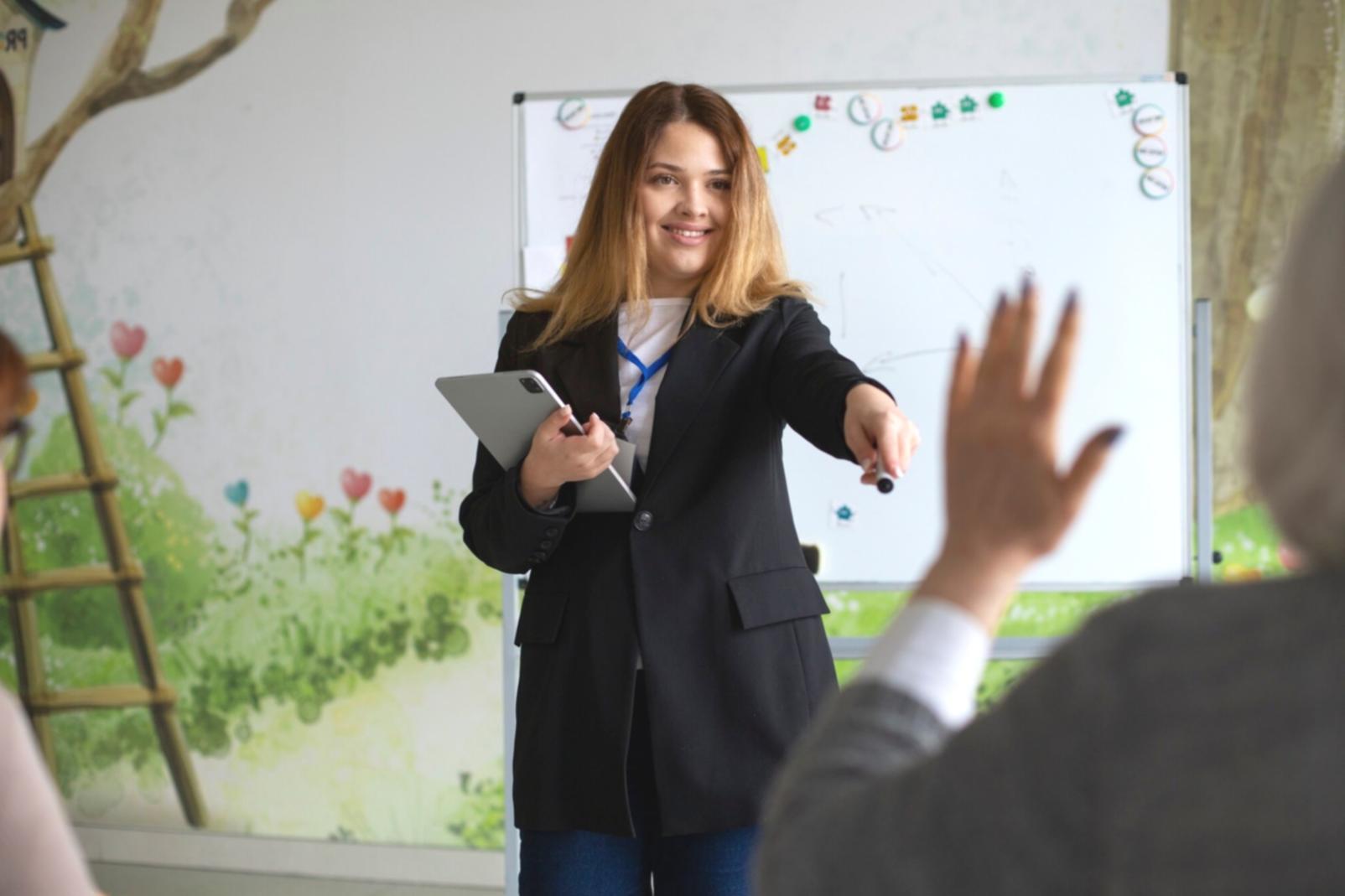 Teilnehmer arbeiten gemeinsam an Finanzanalysen