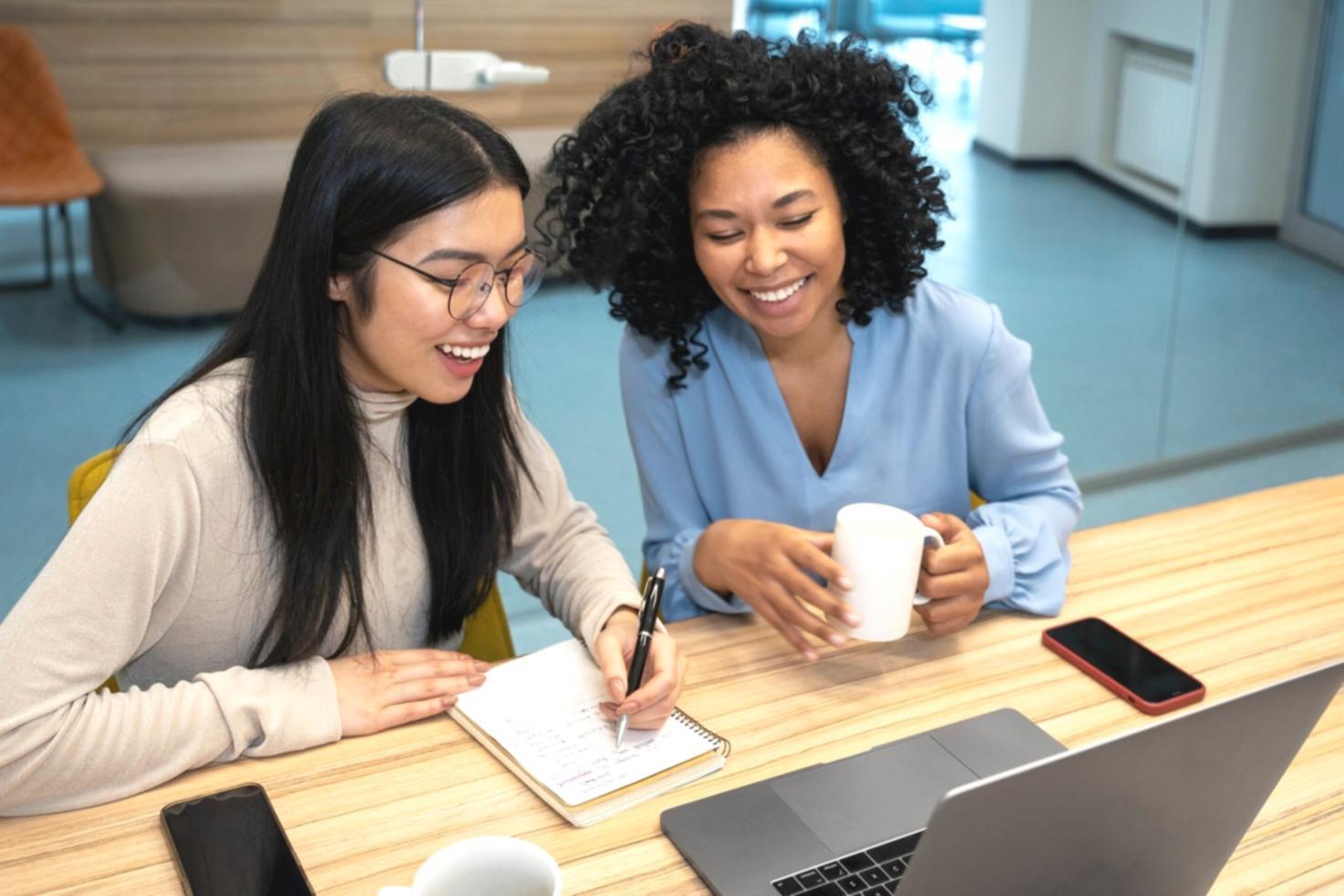 Interdisziplinäres Team bei der Analyse von Geschäftsdaten