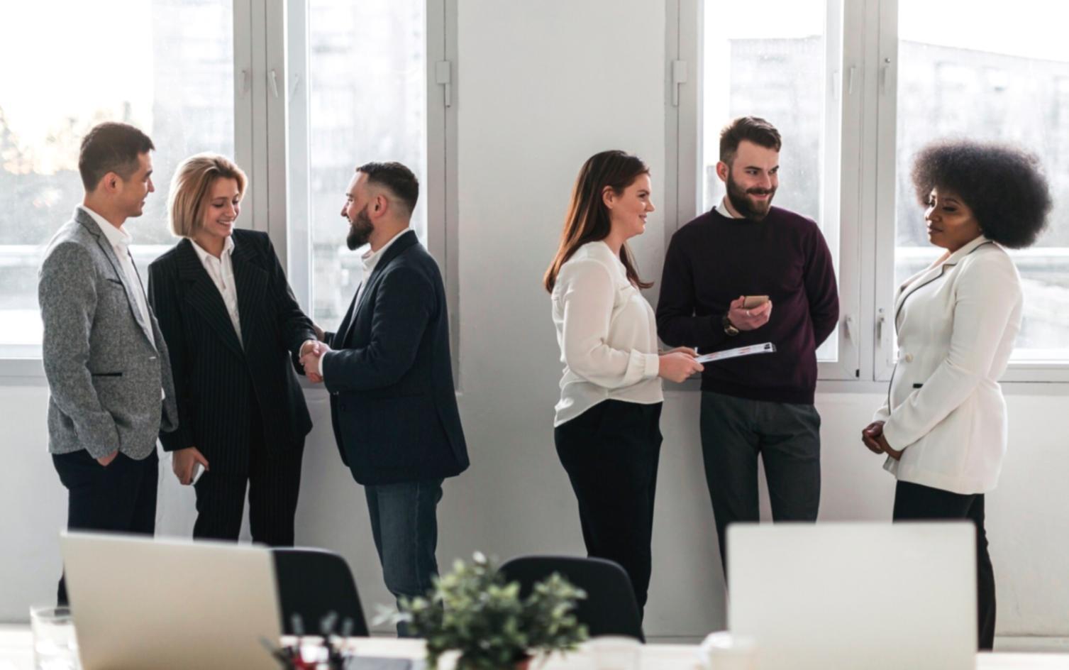 Finanzanalyse Arbeitsplatz mit Berichten und Grafiken